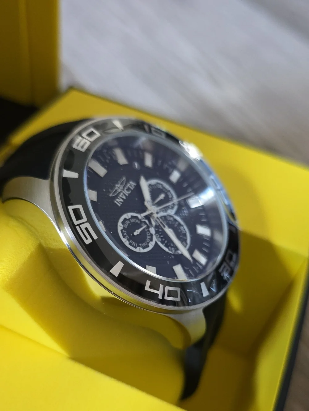 553.  Invicta Pro Diver Model 28000 Men's Watch 50mm